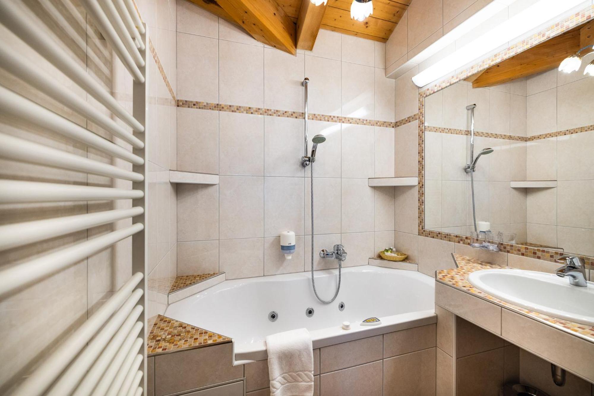 Vierbettzimmer mit Badewanne
